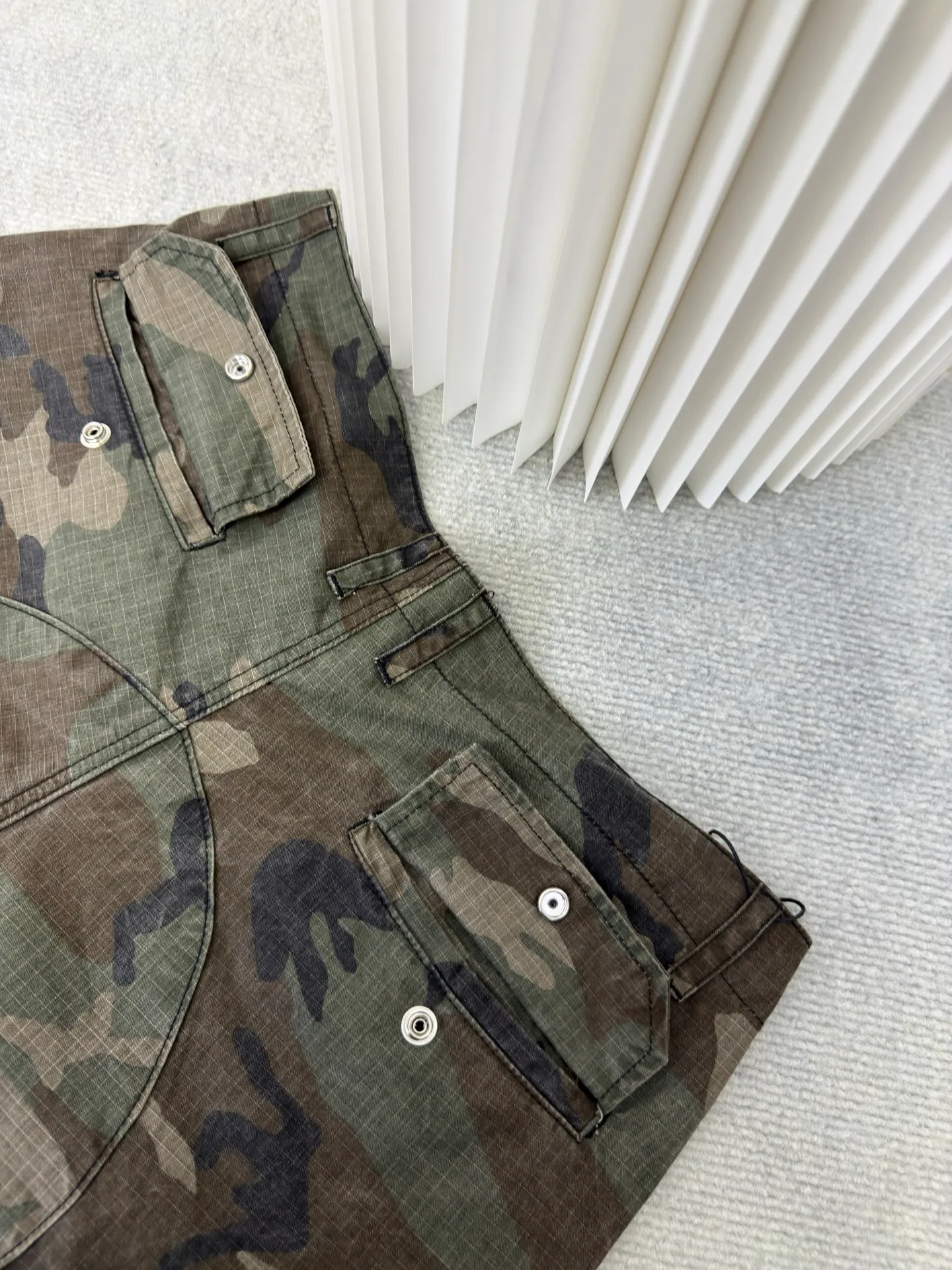 P610 Chrome Hearts camouflage leather and genuine antique silver overalls. The main fabric is dyed with fully divided camouflage. The lining is made of CH jacquard lining. The minimum order is 1000 meters. The whole pants have 14 genuine antique silver hardware. Half of the cost is in the hardware. The leather is made of imported lambskin. Hand-made edge stitching. The embroidery on the waist uses imported Tajima machine. Precision embroidery. Size 32/S 34/M 36/L